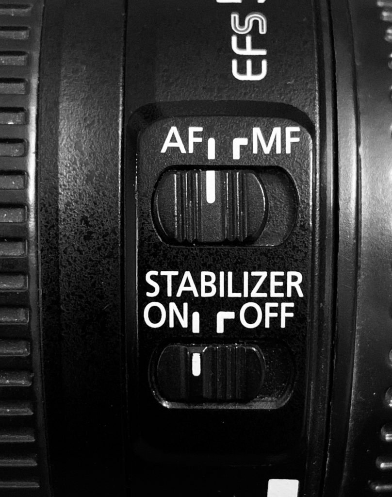 Image of the switches present on the lens for AF-MF mode and stabilizer.